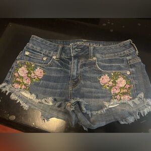American Eagle denim short size 00. Excellent condition! Embroidered flowers.
